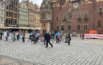 Polşa azərbaycanlıları Gəncə terroruna etiraz edir - FOTO