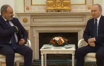 Paşinyan Putinlə görüşdə 10 dəfə “şparqalka”ya baxdı - Video