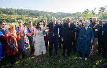 Prezident Cıdır düzündə rəqs edənlərə qoşuldu – VİDEO