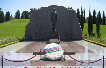 Spikerlər Heydər Əliyevin məzarını ziyarət etdilər